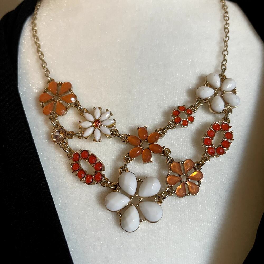 WHITE & ORANGE FLOWER STATEMENT PIECE NECKLACE WITH MATCHING STUD EARRINGS-CUTE!